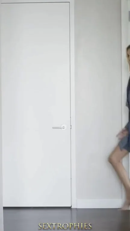 Chic Teen Slut's Naked Tease 😈🍑