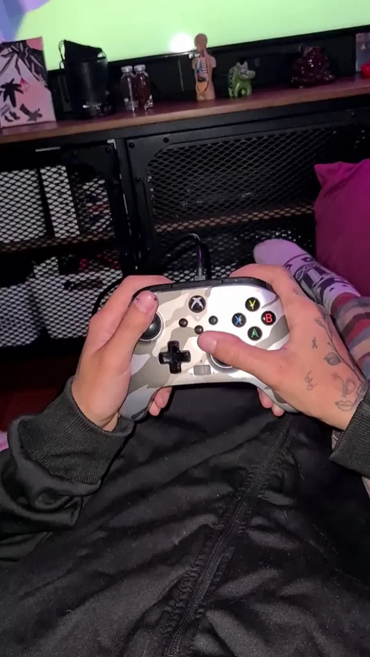 Gamer GF Ditches Controller for Pussy-Munching Session