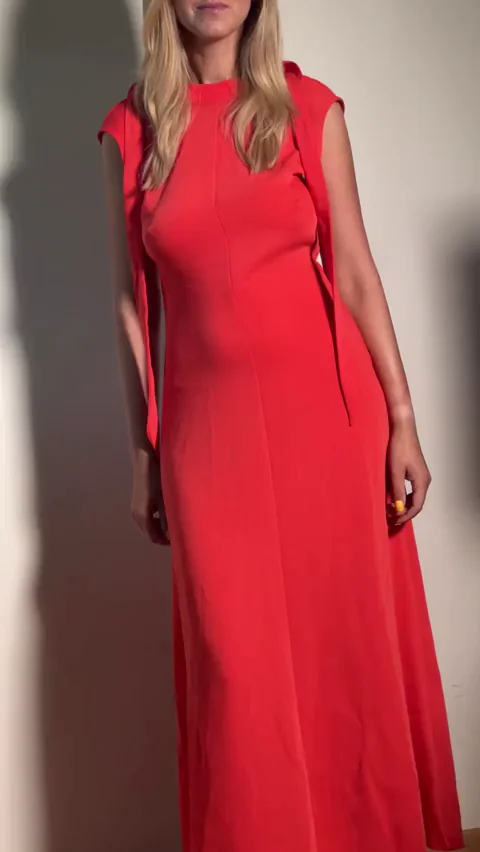 🔥 Red Dress Tease: MILF Unwraps Her Saggy Big Tits & Bushy Pussy 💋