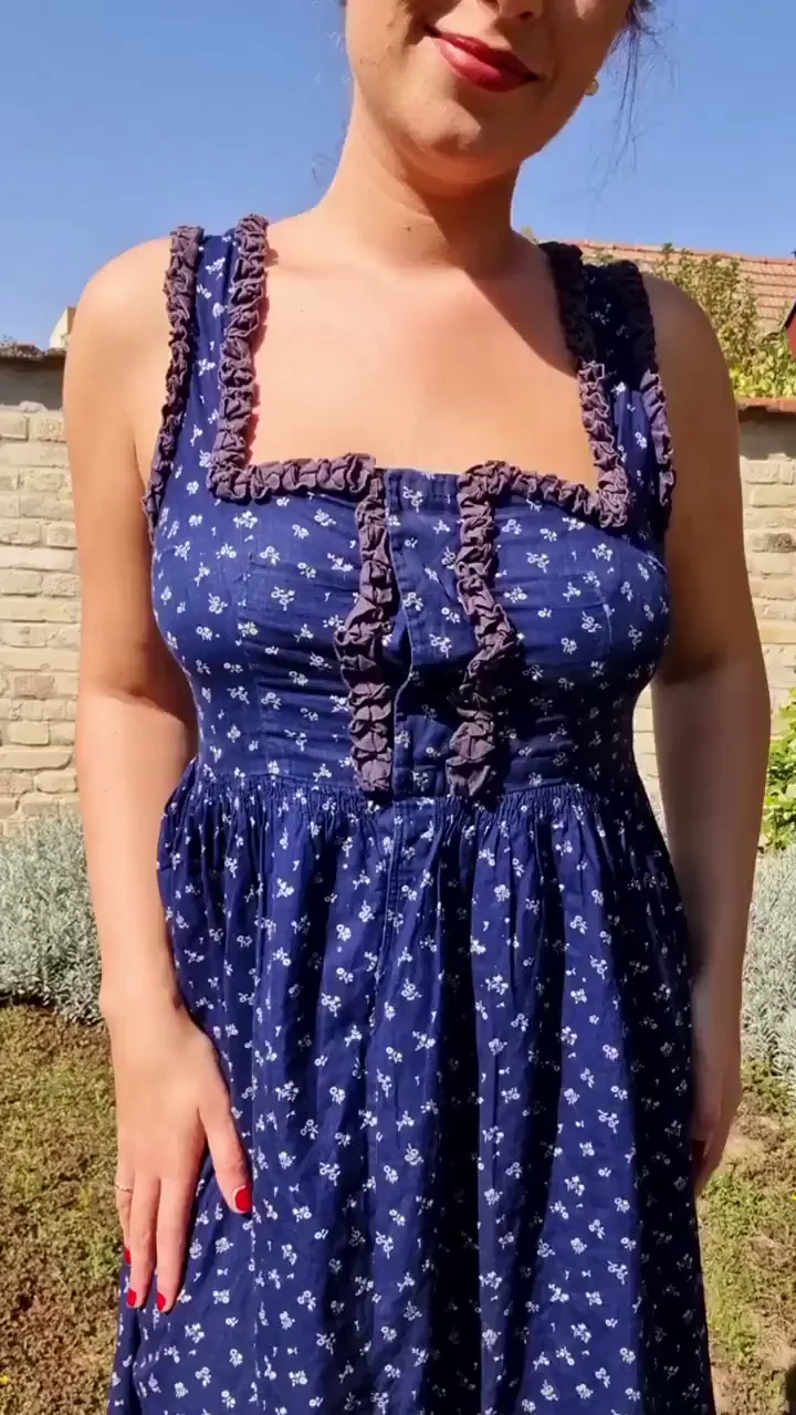 Cute Amateur Babe Drops Her Juicy Tits Outdoors in Flower Field