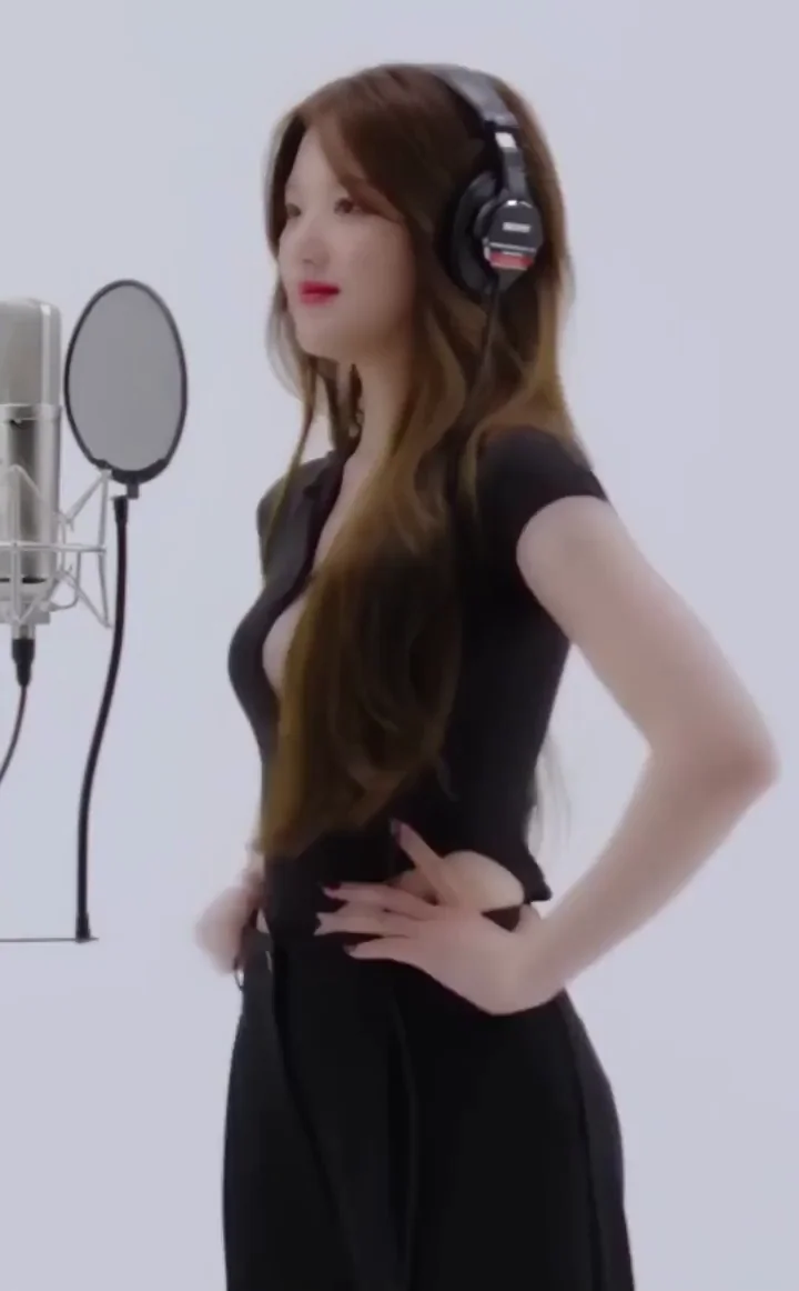 Shuhua from (G)I-DLE Teasing in Cleavage-Baring Studio Outfit
