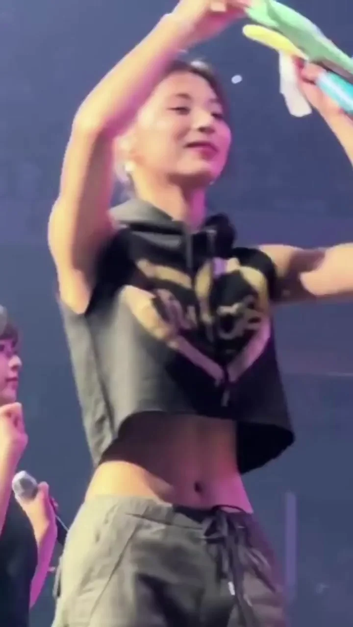 Tzuyu's Slutty TWICE Stage Tease 💚🍑