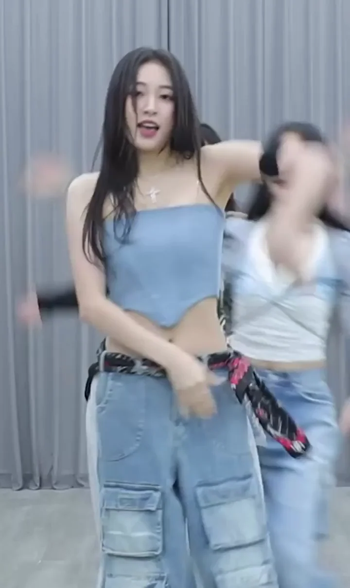 Zoa from Weeekly Shaking That Slutty Kpop Ass in Tight Jeans