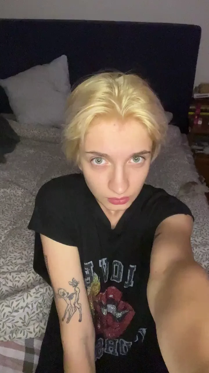 Art student is flashing her tits