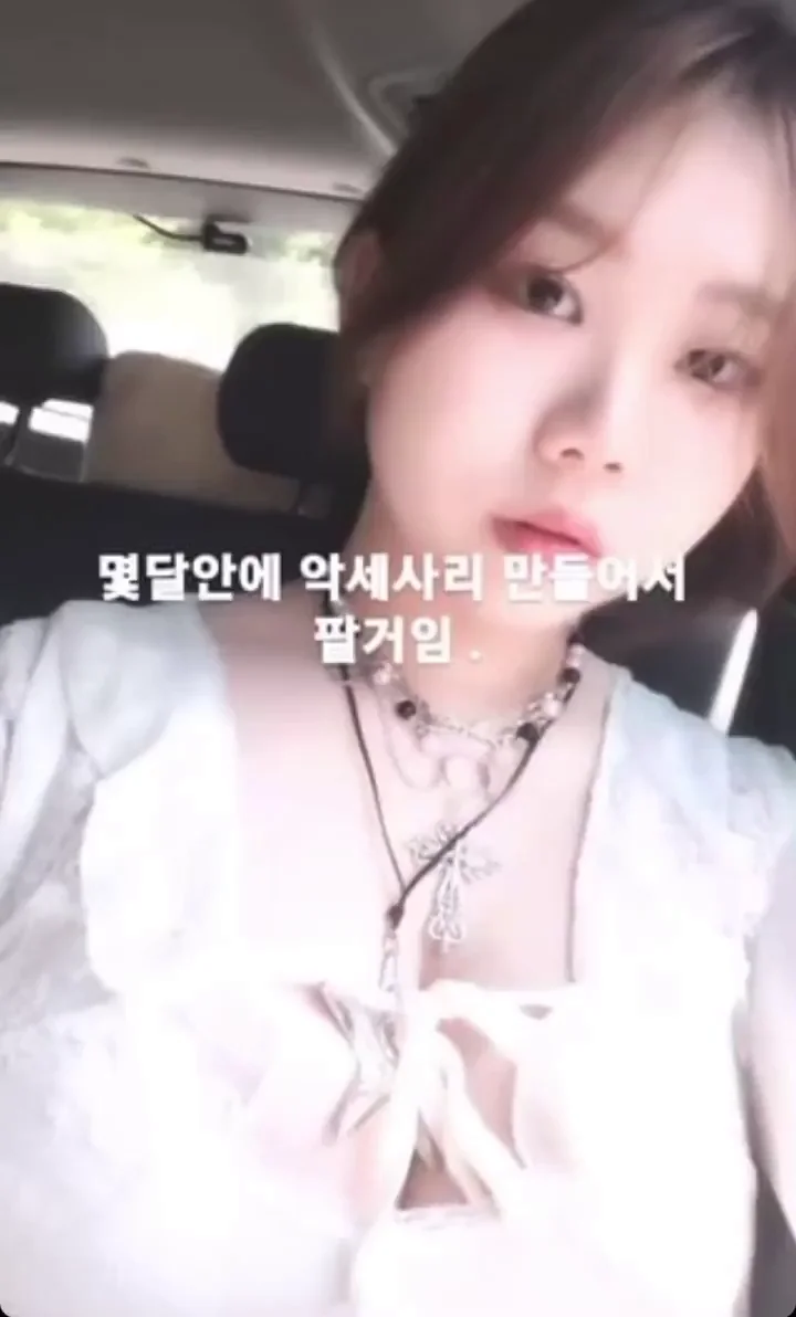 DL175: Busty Asian Teen Tease in Car 💋🍒