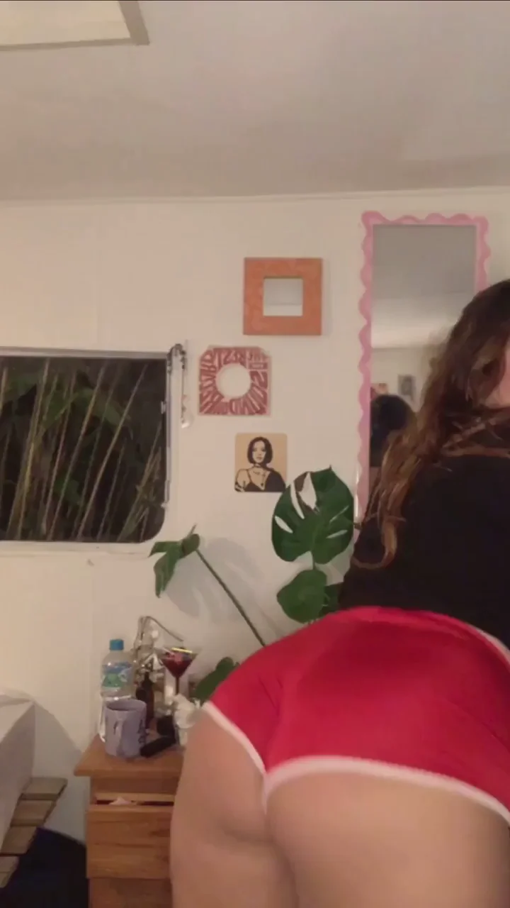 Ass-shaking show from this curvy babysitter ;)