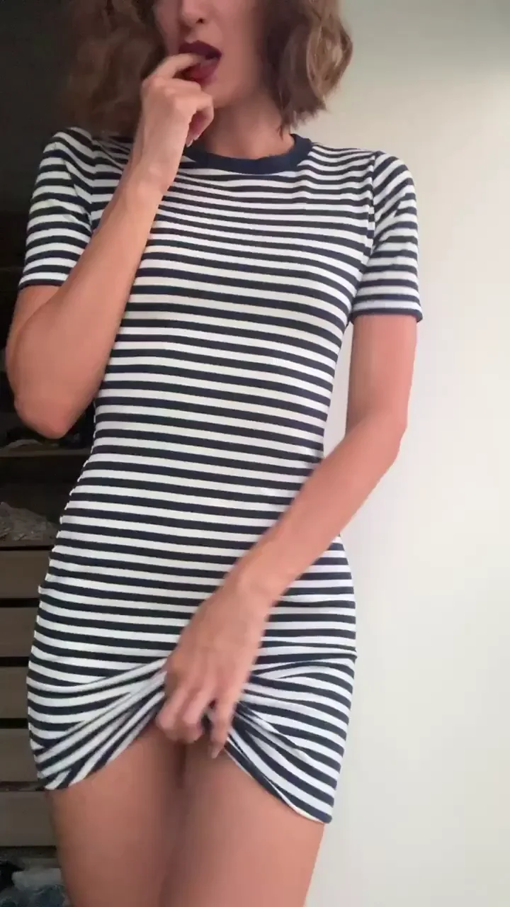 Slutty Girl Next Door Teases with Big Ass and Perky Naturals 😈🍑
