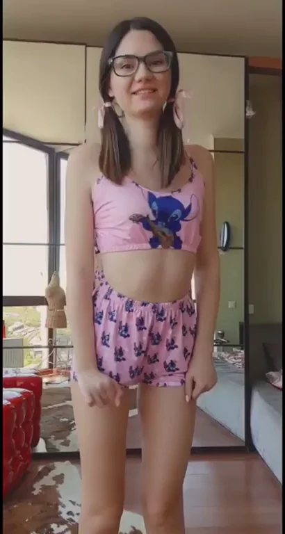 Petite Fuckdoll's Tiny Tease Flash 😏🔥
