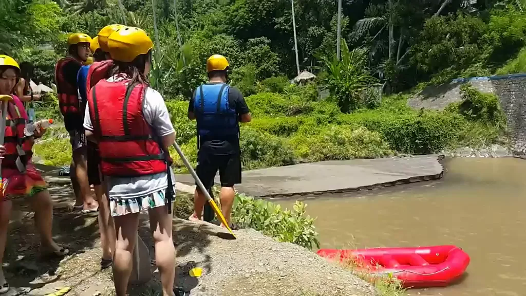This cutie is flashing while on a tour!?