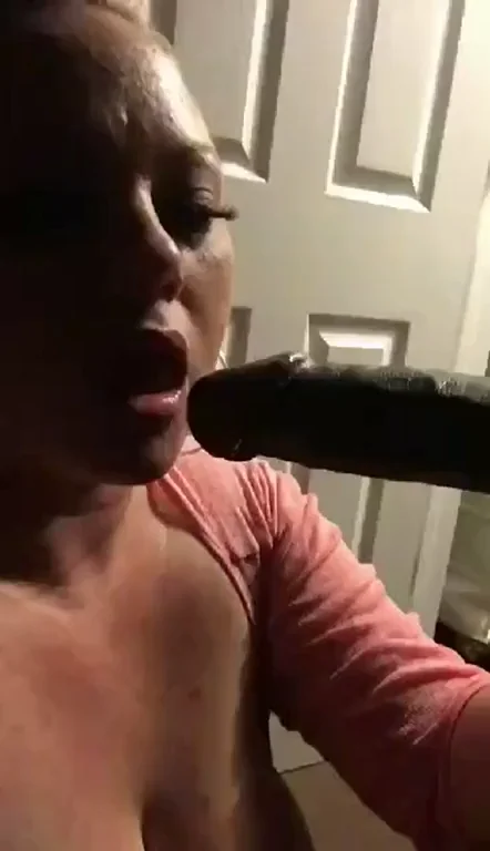 [/r/milf] Amateur MILF sucking a BBC