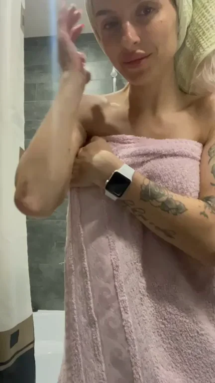 Fresh Tan Tease: Spread Sour Cream on My Juicy Back? 🏖️💦