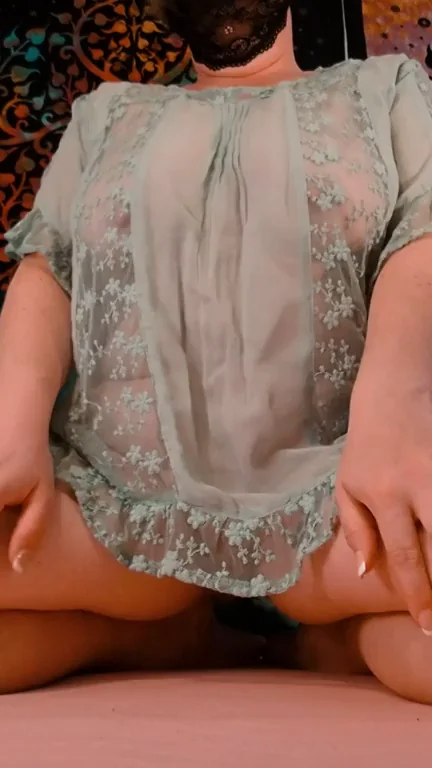 Bouncing boobs with a little surprise ?