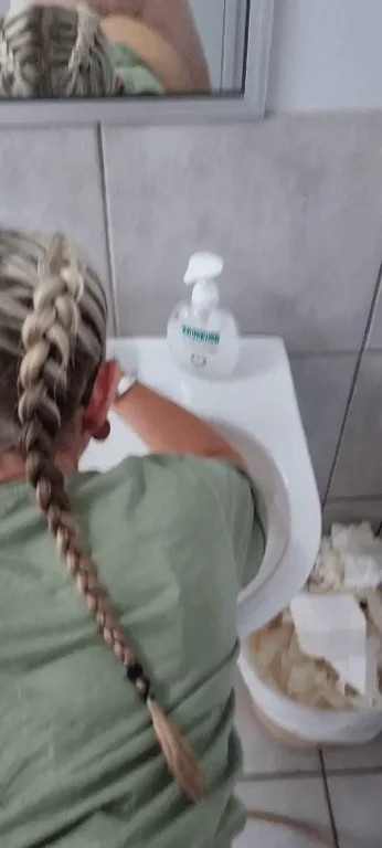 Blonde Bombshell's Ass-Wiggling Toilet Tease