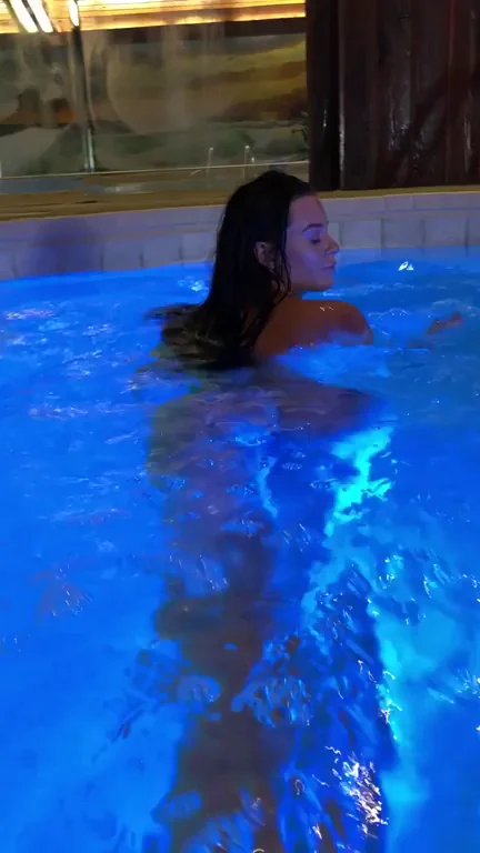 Crowd-Pleasing Latina Slut's Massive Ass in Hot Tub 💦🍑🔥