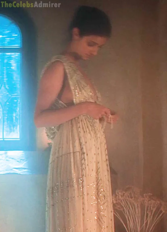 Anya Chalotra's Steamy Sideboob Tease 🔥👗