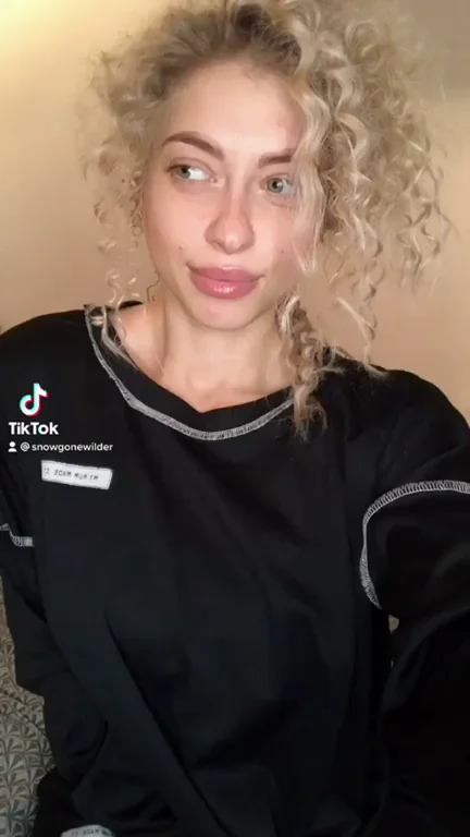 Snowgonewilder flashing her titties