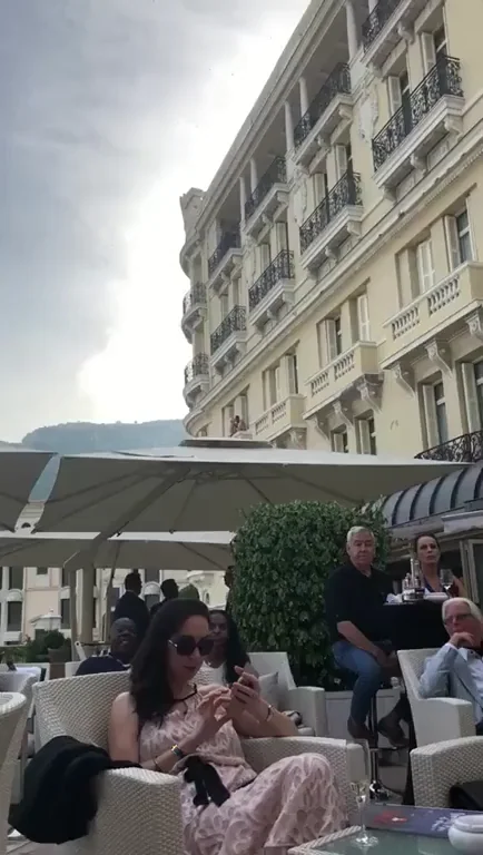 Guests Get a Massive Eyeful of Slutty Outdoor Tease 😈👀🍆