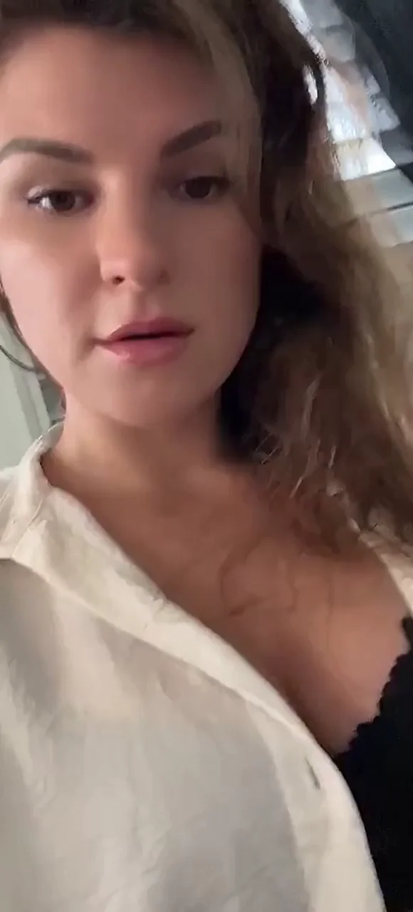 Finally Free: Cute Babe Flaunts Her Juicy Boobs & Teases Pussy 😍💦