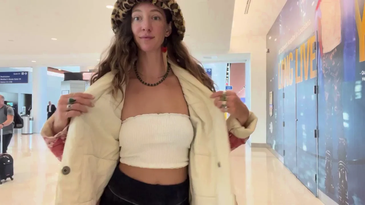 Airport Titties Flash 😘✈️