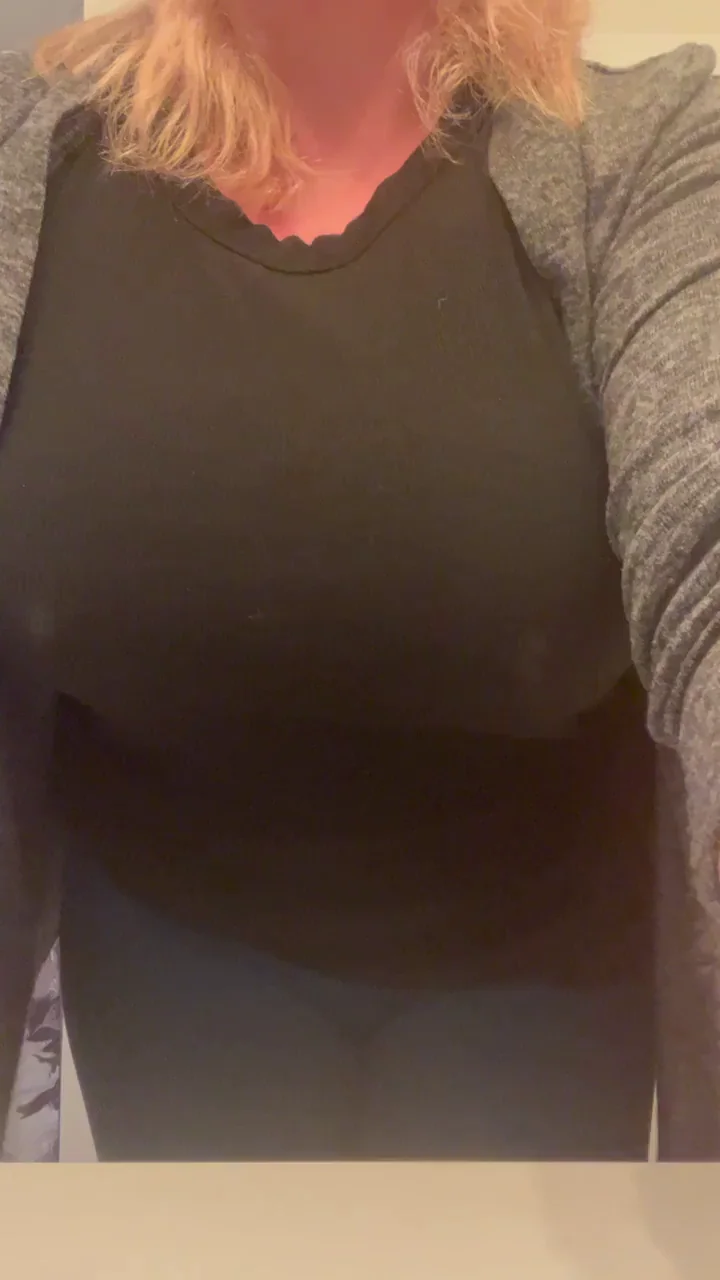 😈 Office MILF Teasing Her Massive Titties with Clamps 💋