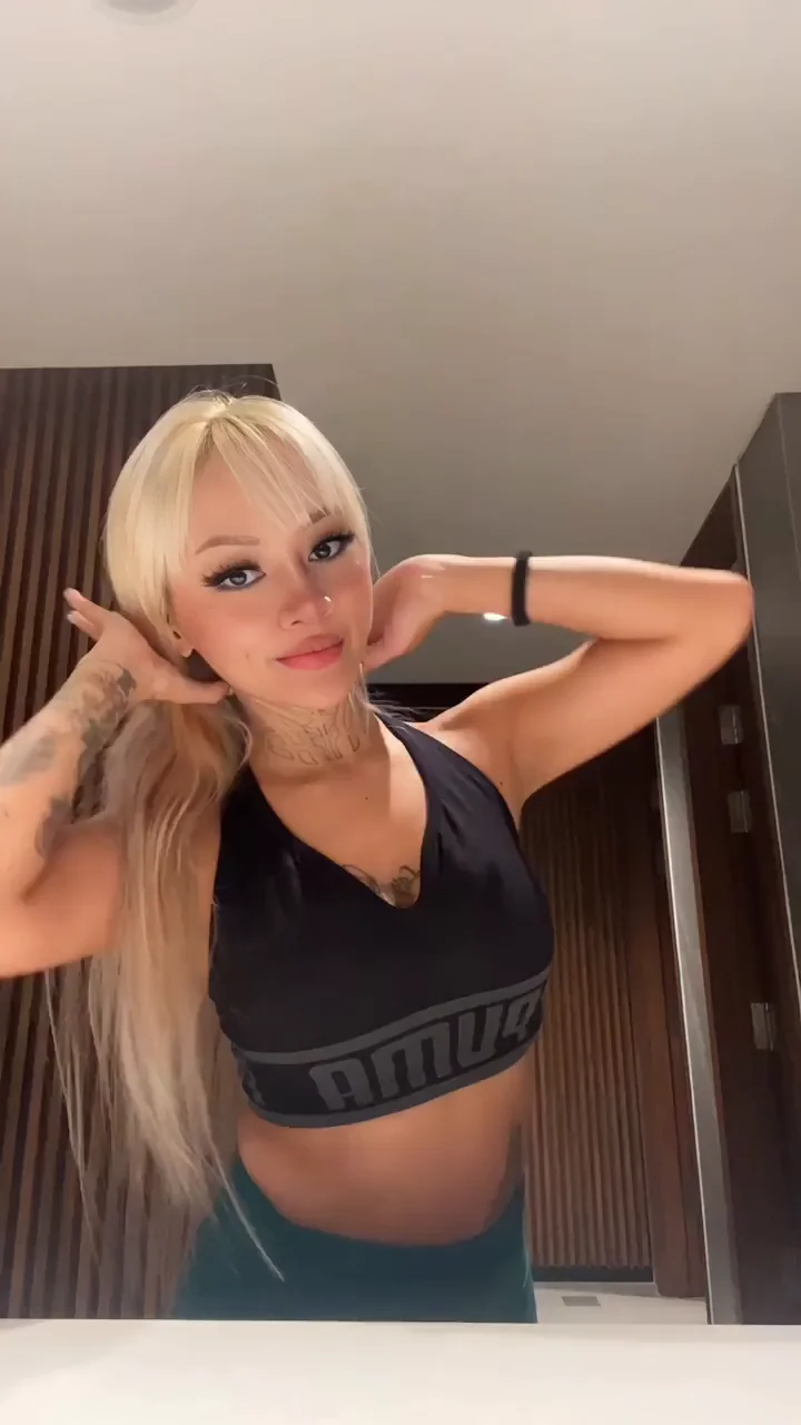 Flashing my big boobs always puts a smile on my face 😁Š