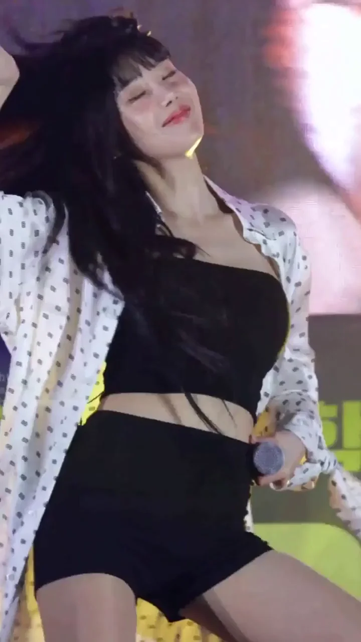 🔥 Kwon Eunbi's Slutty Stage Tease in Tiny Shorts & Crop Top 😈💦
