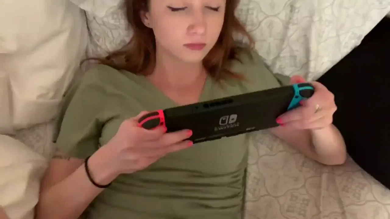 Freeuse Gamer Slut Gets Creampied While Playing 💦🎮