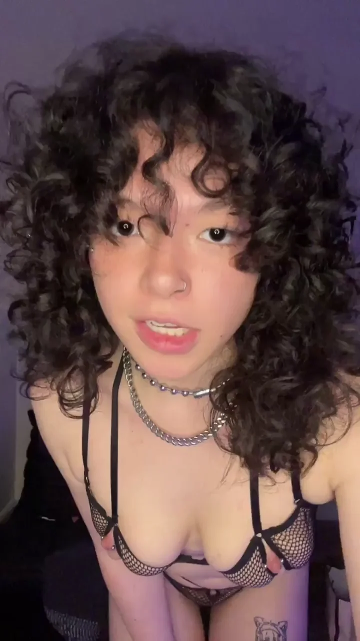 Who wants to test out a big tiddy goth (18f)