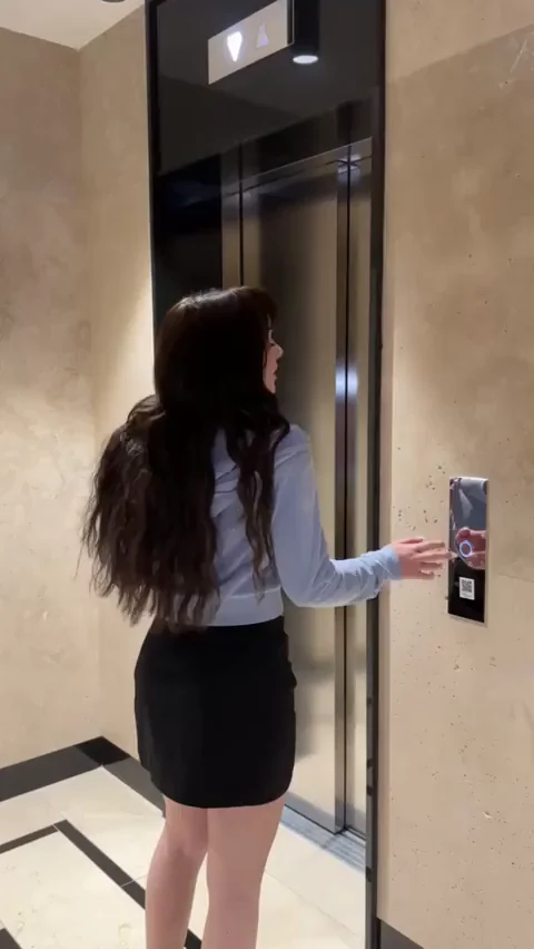 Elevator Nipple Flash Thrill 🤤🔥