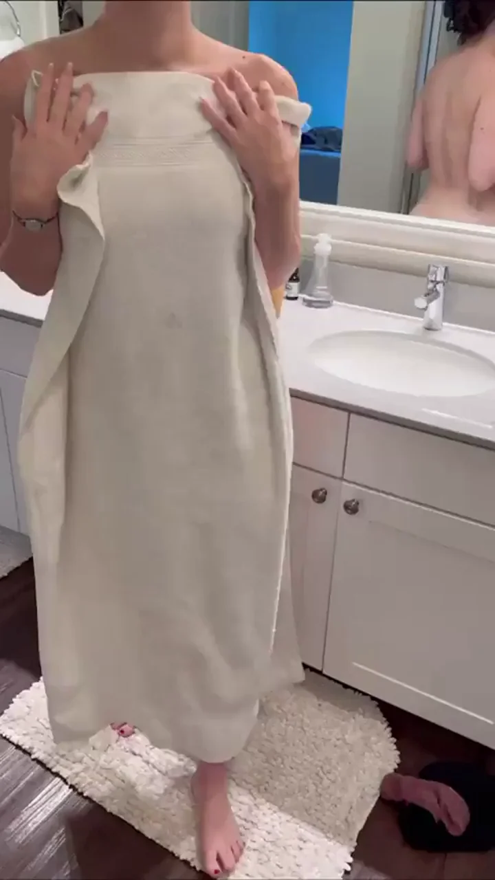 Freckled Slut Drops Towel, Teases Freckles on Juicy Ass & Curves