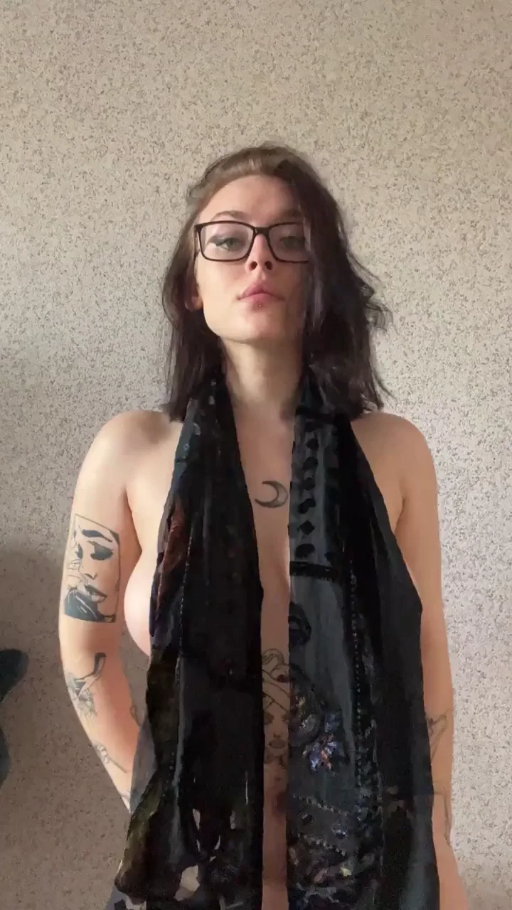 Goth busty girl ready to be creampied
