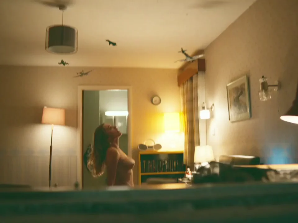 Aimee Lou Wood in 'Sex Education' S01E01 (2019)
