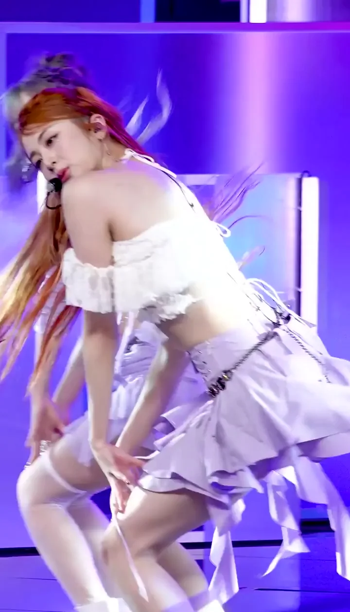 🔥 Yunjin LE SSERAFIM Slutty Skirt Tease Dance 💦