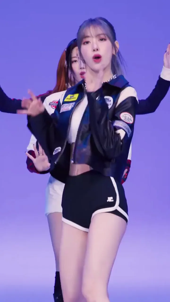 LE SSERAFIM Sakura Teasing in Tiny Hotpants