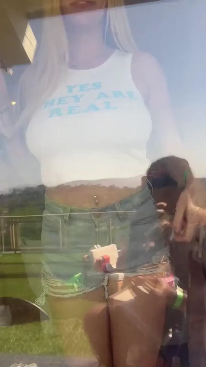 Pornstar's Trashy Public Tit Flash Greeting 😈🍑💦