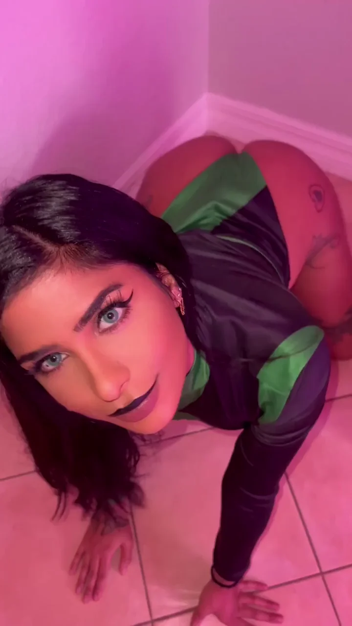 would you fuck a girl in shego cosplay?