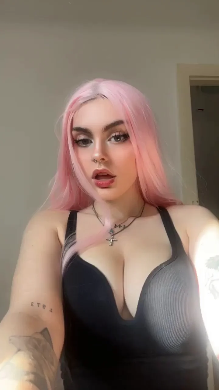 Perfect Pink-Haired Snapchat Slut Teasing Tits & Ass 🔥👅