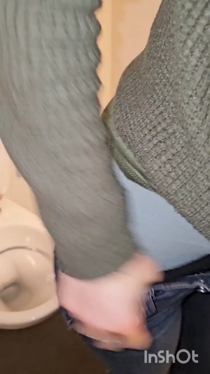 🫦 Quick Pussy Peek in the Bathroom 💦