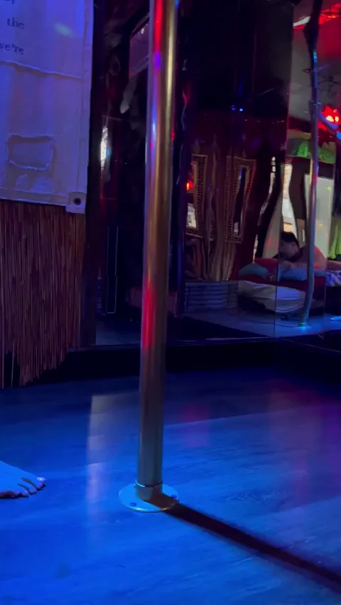 Working my magic at my favorite nude lifestyle swingers resort after i got fucked on the bed in the dance floor 😁˜