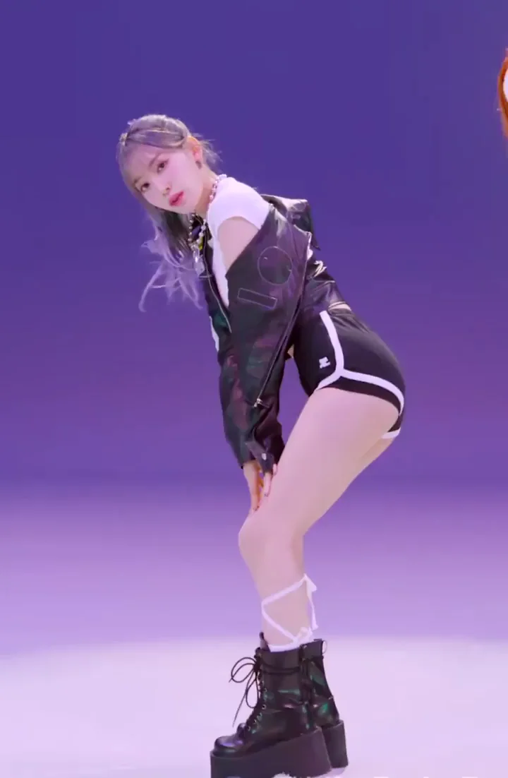 LE SSERAFIM - SAKURA