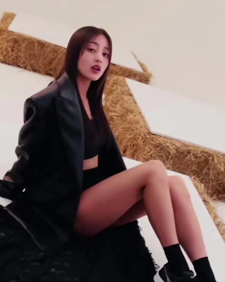 🔥 Jihyo's Kpop Tease: Leather Thighs & Creamy Curves 💦