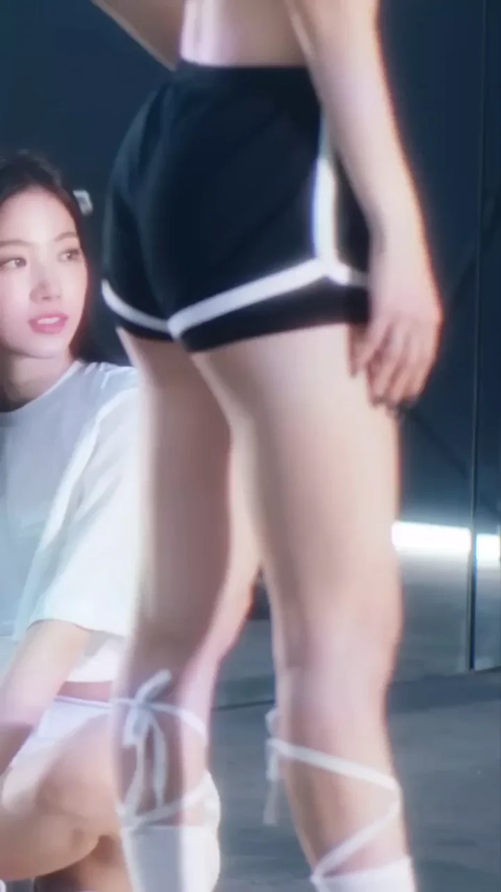 🔥 LE SSERAFIM Sakura's Thicc Ass Tease in Tiny Shorts 💦