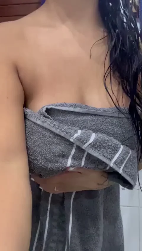 Latina Slut Drops Towel to Show Off Her Juicy Tits 💦🍈🍈