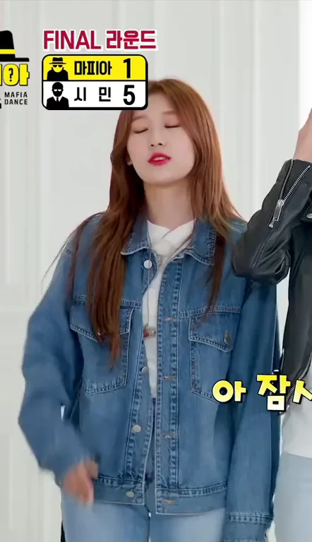 🔥 Loona's Choerry Teasing in Denim 😍💦