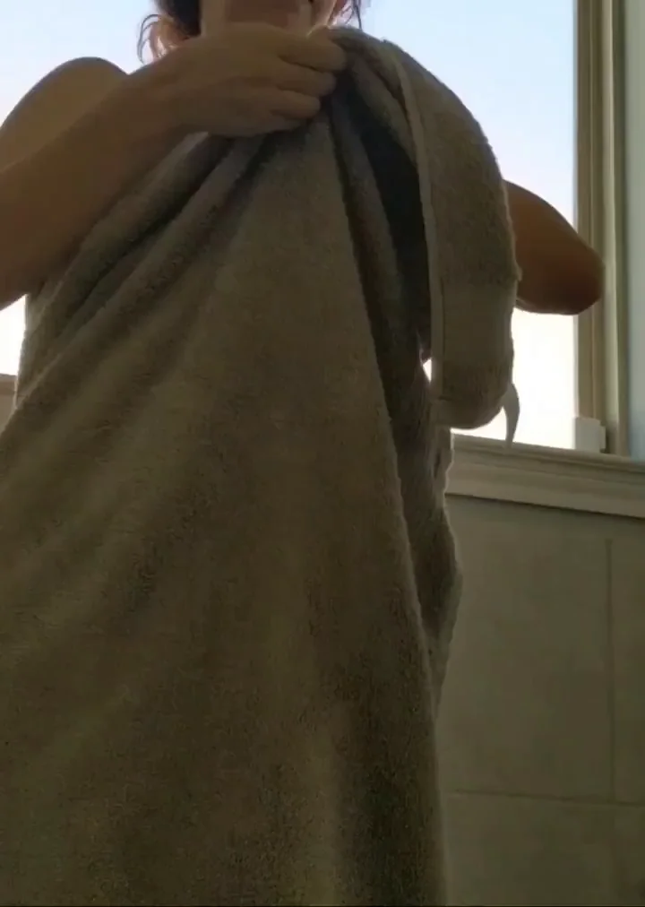 Any hairy pussy fans here?