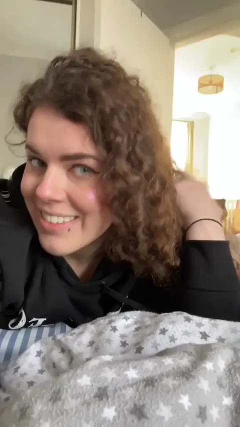 Home alone and my booty is thirsty of naughty fun