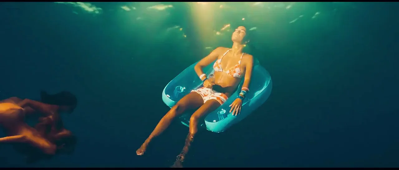 Kelly Brook Riley Steele Piranha 3D Under water lesbian love