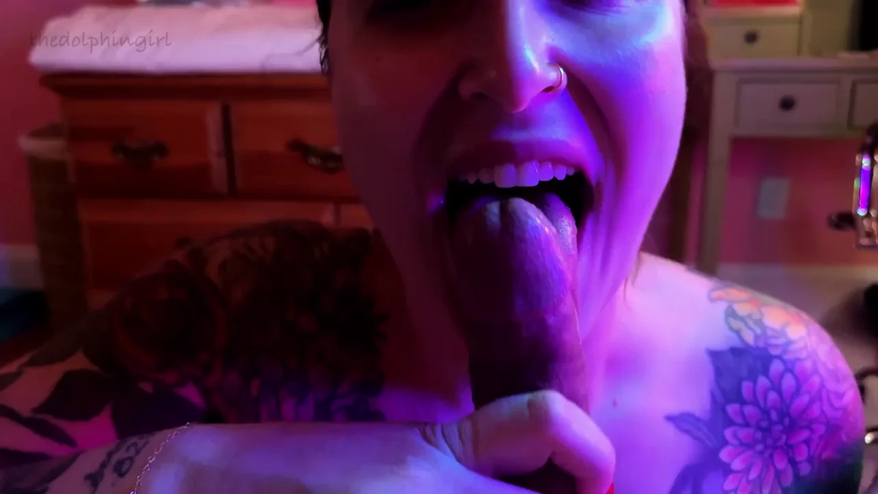 Tattooed Slut's Tongue Trick Makes Him Explode Every Time 💦👅