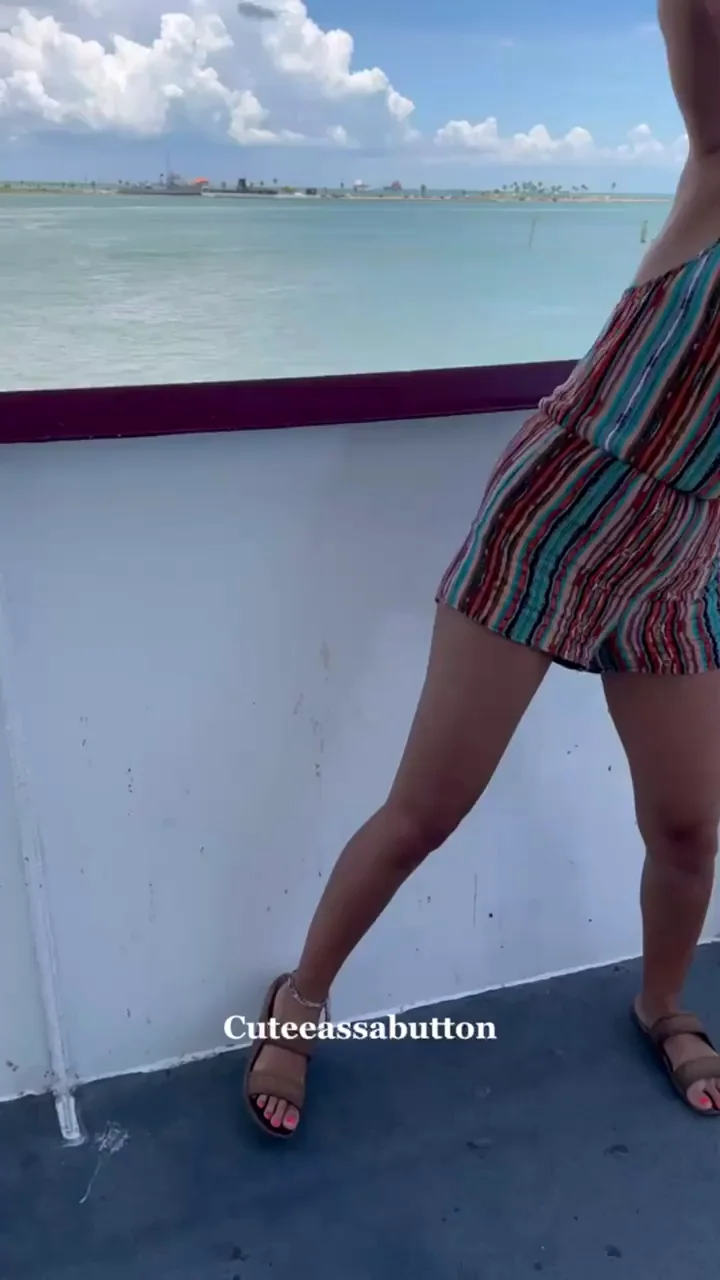 Pull 'Em Out Boat Babe Flash 😏🌊🍈🍈