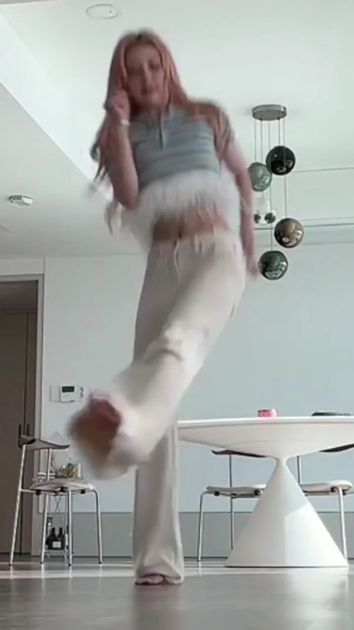 Jeon Somi Teasing in Fluffy Crop Top & Baggy Pants 😍🔥